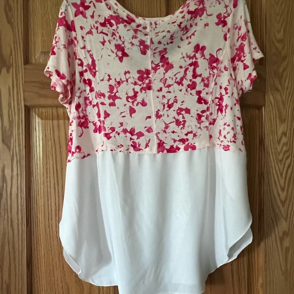 Cute DKNY top.  Perfect for summer. - Picture 2 of 3